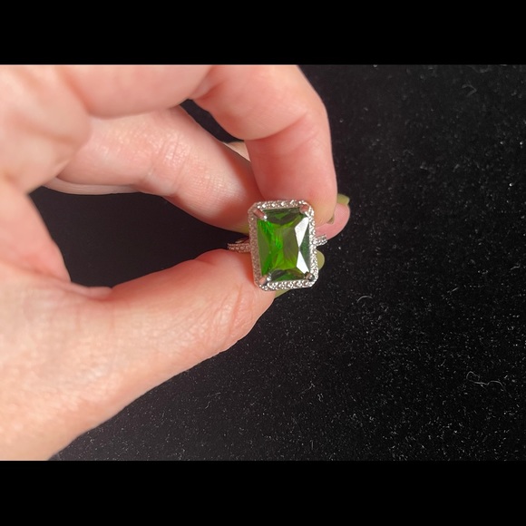 Beautiful emerald cut green crystal and clear crystals stamped 925 size 6.75 - Picture 3 of 5